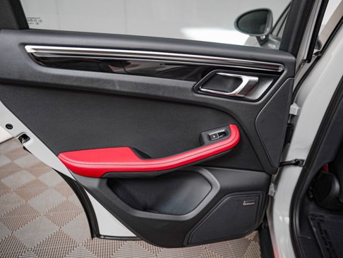 Certified 2024 Porsche Macan w/ Premium Plus Package image 28