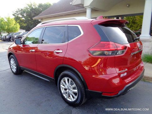 Used 2017 Nissan Rogue SV image 4
