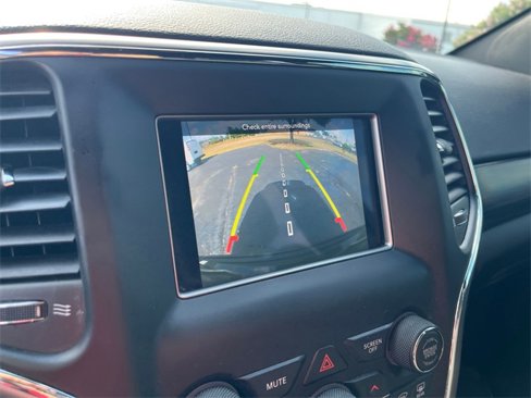 Used 2020 Jeep Grand Cherokee Laredo image 21