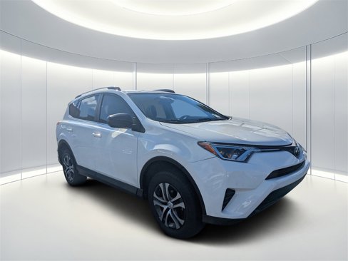 Used 2018 Toyota RAV4 LE image 1