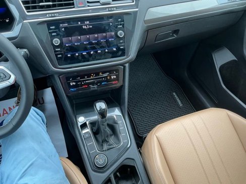 Certified 2022 Volkswagen Tiguan SE w/ Panoramic Sunroof Package image 15