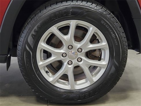 Used 2017 Jeep Cherokee Latitude w/ Cold Weather Group image 9