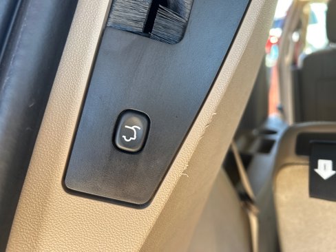 Used 2013 Chrysler Town & Country Touring image 20