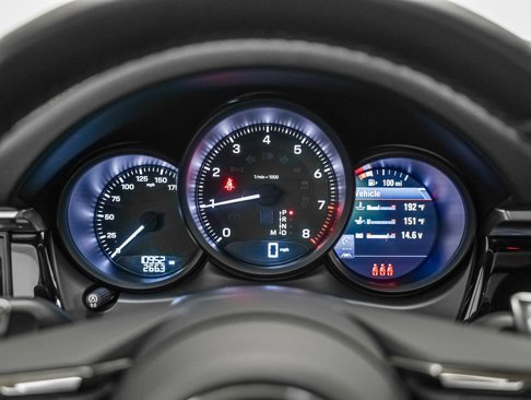 Certified 2024 Porsche Macan image 18