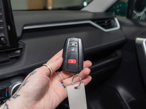 Used 2020 Toyota RAV4 XLE image 14