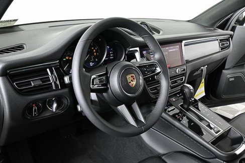 Certified 2025 Porsche Macan image 4