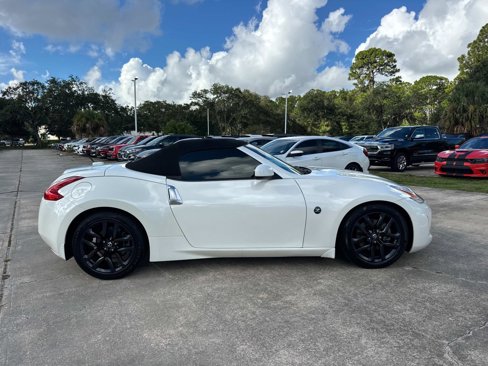 Used 2015 Nissan 370Z Touring image 2