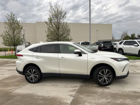 Used 2021 Toyota Venza LE image 2