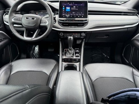 Used 2024 Jeep Compass Latitude image 11