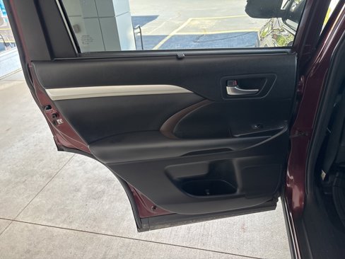 Used 2019 Toyota Highlander XLE image 23