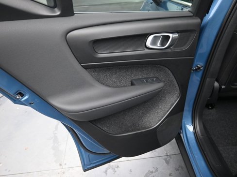 New 2025 Volvo XC40 B5 Core image 26