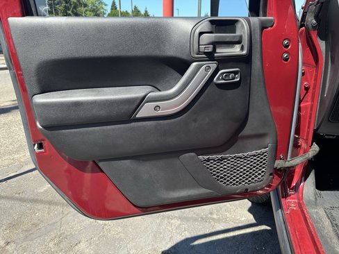 Used 2013 Jeep Wrangler Unlimited Rubicon image 23