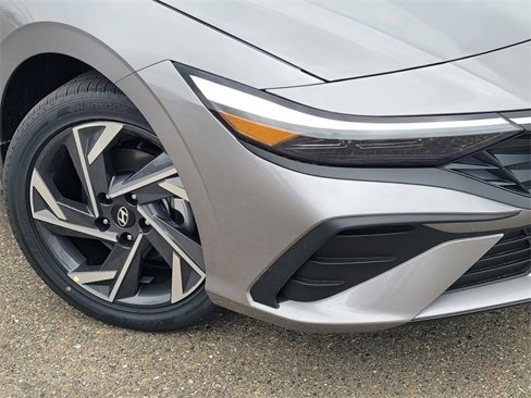 New 2025 Hyundai Elantra SEL image 2