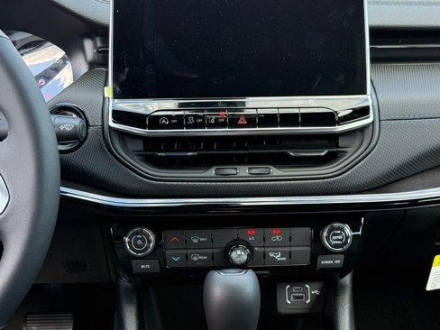 New 2026 Jeep Compass Latitude image 8