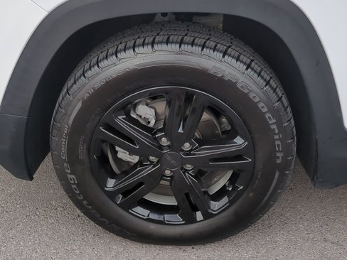 Used 2023 GMC Terrain SLE w/ Driver Convenience Package image 13