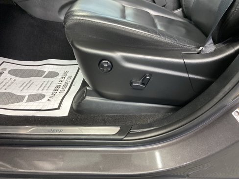 Used 2021 Jeep Grand Cherokee Limited image 13