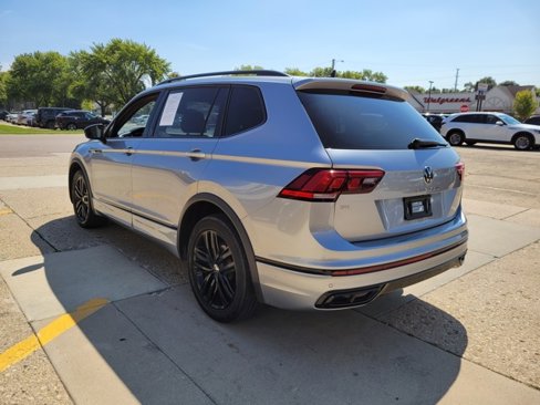 Used 2022 Volkswagen Tiguan SE R-Line image 8