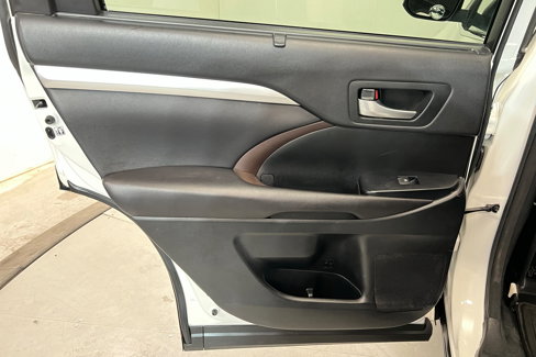 Used 2016 Toyota Highlander XLE image 19
