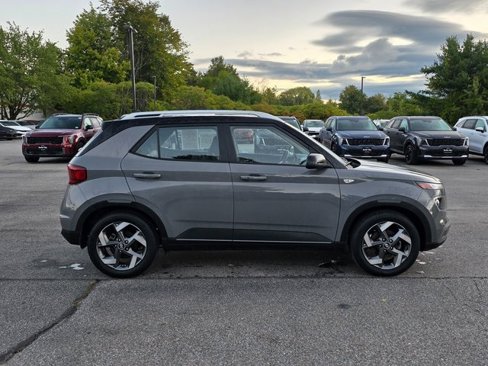 Used 2022 Hyundai Venue Limited image 9