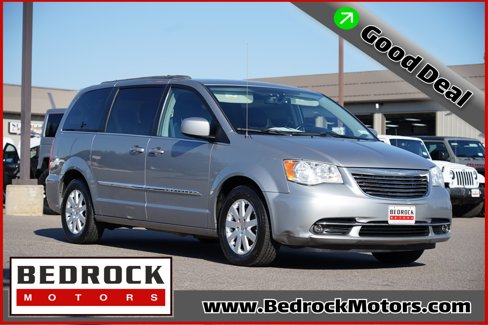 Used 2015 Chrysler Town & Country Touring image 1