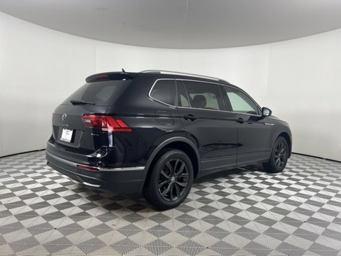 Used 2024 Volkswagen Tiguan SE w/ Panoramic Sunroof Package image 7