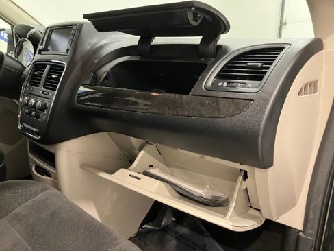 Used 2018 Dodge Grand Caravan SE image 45