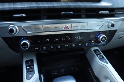 Used 2023 Kia Telluride EX w/ EX Captain's Chair Package image 39