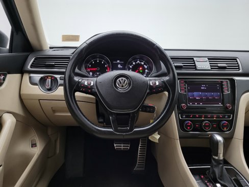 Used 2018 Volkswagen Passat 2.0T R-Line image 22