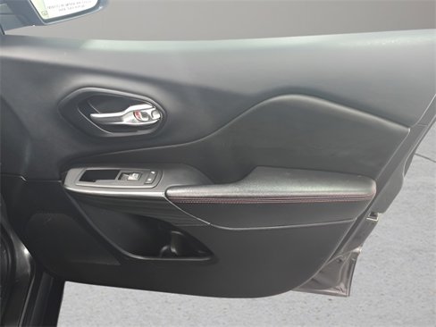 Used 2015 Jeep Cherokee Trailhawk w/ Cold Weather Group image 25