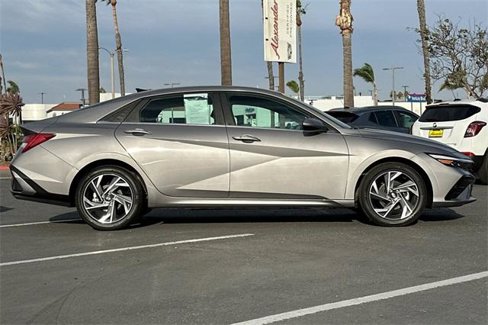 Used 2024 Hyundai Elantra SEL w/ Convenience Package image 3