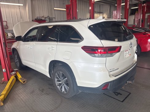 Used 2017 Toyota Highlander SE image 3