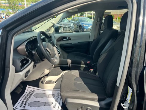 Used 2022 Chrysler Voyager LX image 7