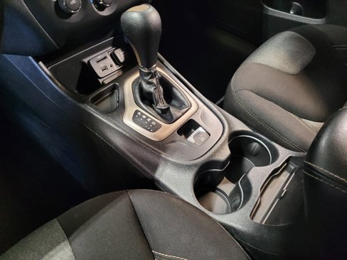 Used 2018 Jeep Cherokee Latitude w/ Altitude Package image 26