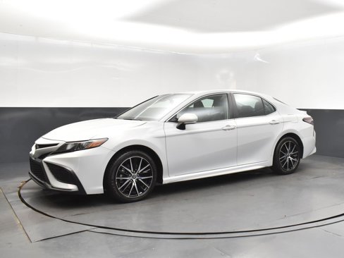Used 2024 Toyota Camry SE image 3