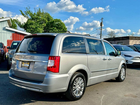 Used 2014 Chrysler Town & Country Touring-L w/ Driver Convenience Group image 7