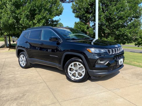 Used 2025 Jeep Compass Latitude image 1