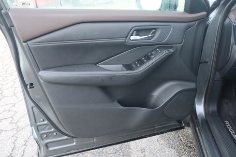 Used 2023 Nissan Rogue SV w/ SV Premium Package image 15