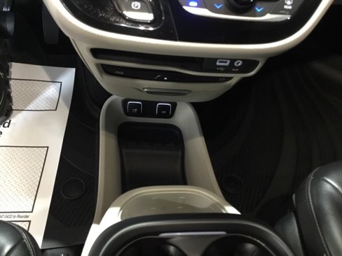 Used 2017 Chrysler Pacifica Touring-L Plus image 37