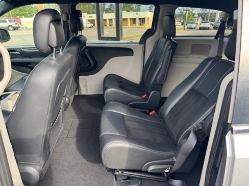 Used 2017 Dodge Grand Caravan SXT image 10