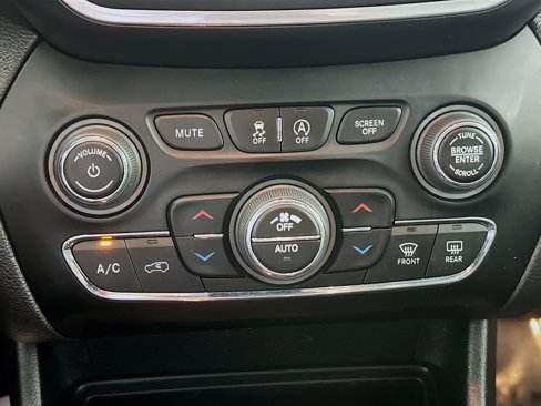 Used 2023 Jeep Cherokee Altitude Lux image 16