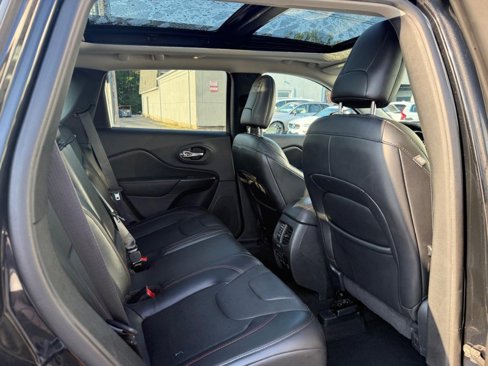 Used 2020 Jeep Cherokee Trailhawk image 12