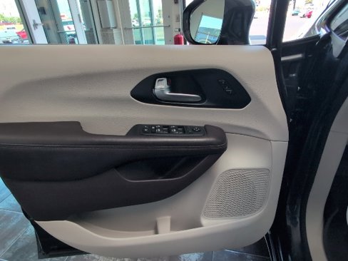 Used 2020 Chrysler Pacifica Touring-L Plus image 27