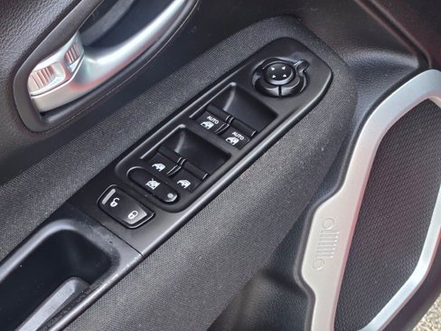 Used 2019 Jeep Renegade Sport image 17