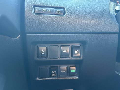 Used 2018 Nissan Rogue SV image 32