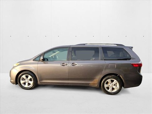 Used 2015 Toyota Sienna LE image 9