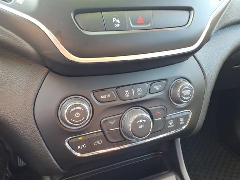 Used 2019 Jeep Cherokee Latitude Plus w/ Cold Weather Group image 10