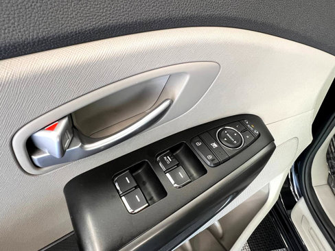 Used 2017 Kia Sedona LX image 25