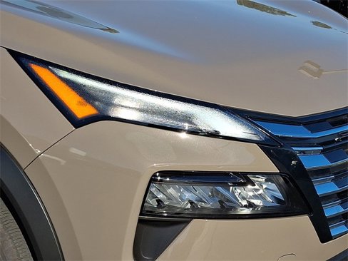 Used 2025 Nissan Rogue SV image 9