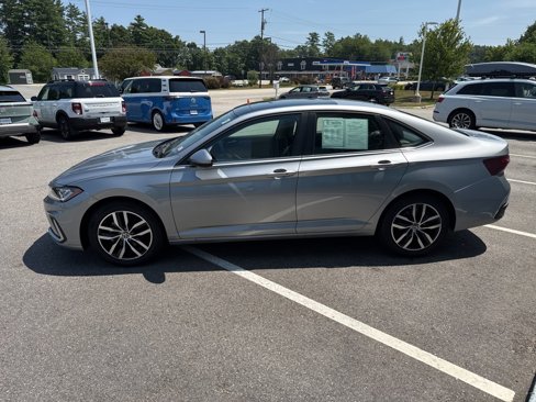 Used 2025 Volkswagen Jetta SE image 4