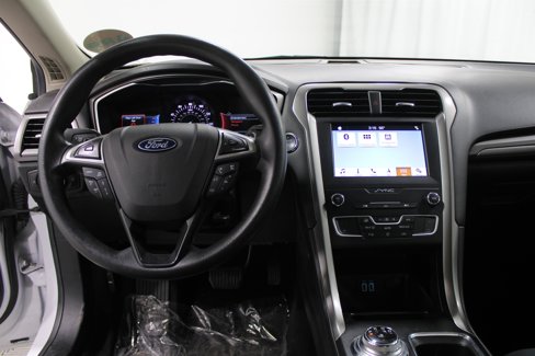 Used 2019 Ford Fusion SE image 2